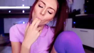 Жаркая малышка Hottminx шалит пальчиками под трусиками