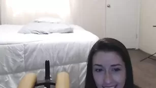 Грудастая барышня Ceceliarose скачет на страпоне