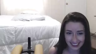 Грудастая барышня Ceceliarose скачет на страпоне