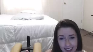 Грудастая барышня Ceceliarose скачет на страпоне