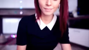 Шальная штучка Hottminx ласкает бритую пизду