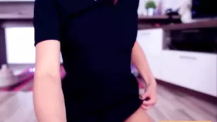 Шальная штучка Hottminx ласкает бритую пизду