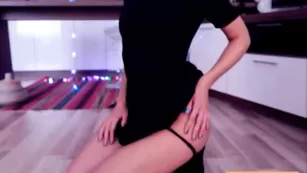Шальная штучка Hottminx ласкает бритую пизду