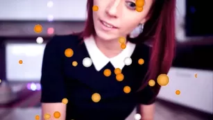 Шальная штучка Hottminx ласкает бритую пизду