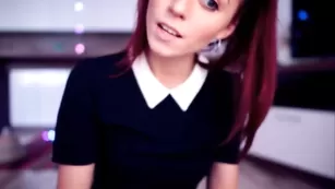 Шальная штучка Hottminx ласкает бритую пизду