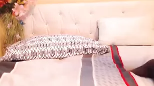 Блондинка Divva показывает свою киску