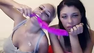 Сексуальные телочки Kimmywet4u трахают очко пальчиками