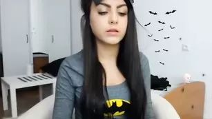 Красивая шлендра Youstinah вертит упругой жопой