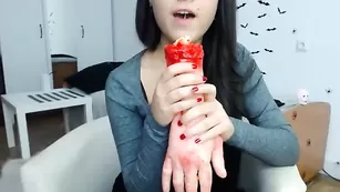 Красивая шлендра Youstinah вертит упругой жопой