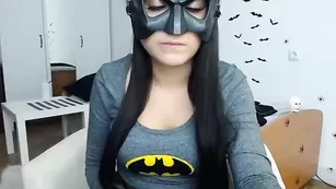 Красивая шлендра Youstinah вертит упругой жопой