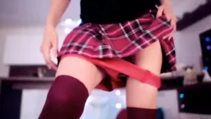 Клевая девка Hottminx дрочит белым фаллосом