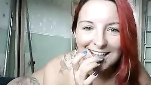 Рыжая шмара Hazel_jayxx смачно дрочит пизду