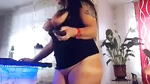 Пышная сука Kobra показывает вагину