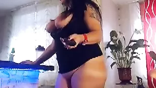 Пышная сука Kobra показывает вагину