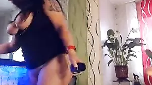 Пышная сука Kobra показывает вагину