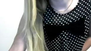 Светловолосая цыпочка Nemeere соблазняет пышными формами