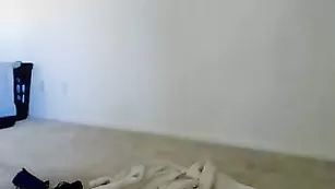 Брюнеточка в чулках Comfiecozie смачно мастурбирует пизду