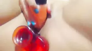 Шальная сука Amalie09 жестко дрочит обе дырки