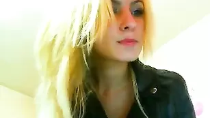 Светловолосая баба Dollcekitty скачет на секс игрушке