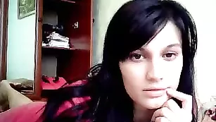 Пикантная самка Katrin_kyti_hot наминает бритую киску