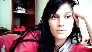 Пикантная самка Katrin_kyti_hot наминает бритую киску