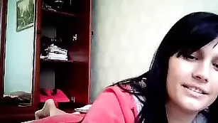 Пикантная самка Katrin_kyti_hot наминает бритую киску