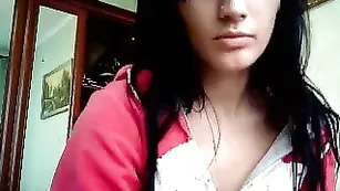 Пикантная самка Katrin_kyti_hot наминает бритую киску
