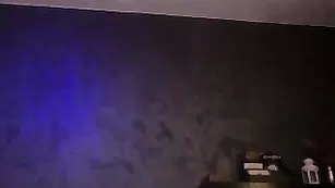 Знойная леди XLolaWantsX нежно теребит пизду