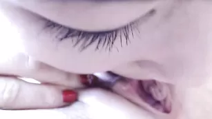 Темноволосая путана Shycloudfractals шалит в позе 69