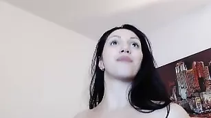 Блаженная самка Misss_Lara ласкает вагинальное отверстие