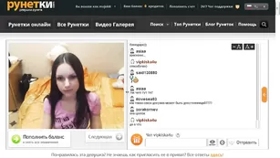 Милая крошка вертит попкой