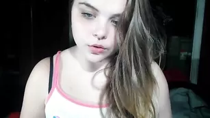Симпатичная шлюшка Cloepalmer ласкает сочную пизду