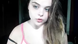 Симпатичная шлюшка Cloepalmer ласкает сочную пизду