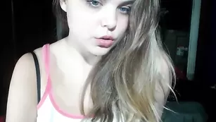 Симпатичная шлюшка Cloepalmer ласкает сочную пизду