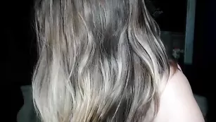 Симпатичная шлюшка Cloepalmer ласкает сочную пизду