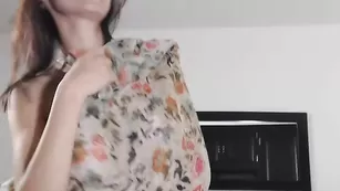 Пикантная телочка Saritabelle обнажает сексуальное тело