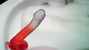 Милая детка Fressia моется в ванне и дрочит анус