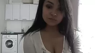 Темноволосая пассия Albina777 наминает большие сиськи