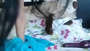 Грудастая кобыла Noemibcnz яро дрочит секс игрушкой