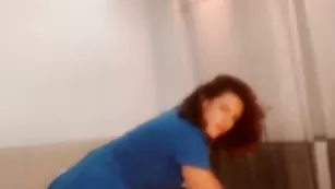 Рыжая шлендра Sensualsofia куражится с секс игрушкой