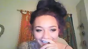 Порочная шлюха Beanie_Babe выпивает и раздевается