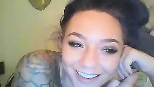 Порочная шлюха Beanie_Babe выпивает и раздевается
