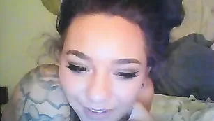 Порочная шлюха Beanie_Babe выпивает и раздевается