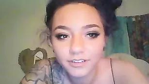 Порочная шлюха Beanie_Babe выпивает и раздевается