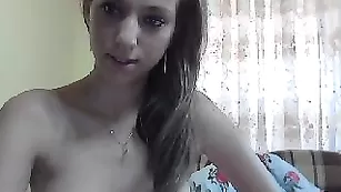 Молодая шлюшка LittleVirginX мастурбирует секс игрушкой