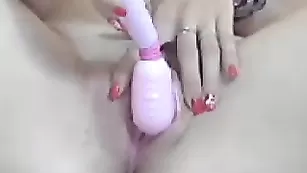 Молодая шлюшка LittleVirginX мастурбирует секс игрушкой