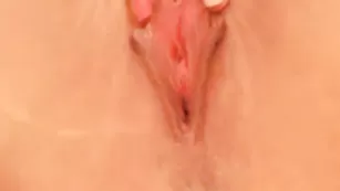 Грудастая куколка Livegoddess ласкает сочную пизду