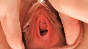 Грудастая куколка Livegoddess ласкает сочную пизду