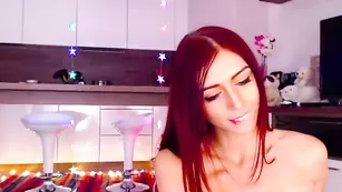 Шикарные цыпочки Holyann позируют в чулочках