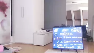 Симпатичная блондиночка Kokette22 ласкает натуральные сиськи